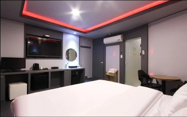 Superior, King Bed, Color M Motel 1/8