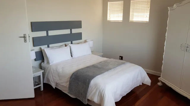 3 Bedrooms, Classic, House, Queen and Twin Beds, Ocean View, Garden Area, Normandie On Sea 2/3