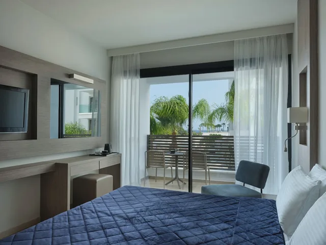 غرفة ديلوكس بسرير كوين بإطلالة على البحر مع أريكة، Atlantica Sancta Napa Resort 1/1