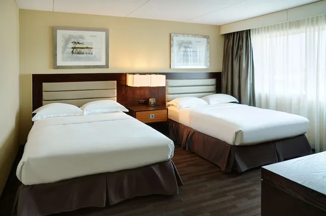 غرفة بسريرين مزدوجين بغرفة نوم واحدة مع أريكة لذوي الإعاقة، Hilton Winnipeg Airport Suites 1/3