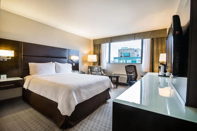 غرفة قياسية بسرير كينج وسرير كوين في طابق مرتفع، Holiday Inn Vancouver Centre 4/8