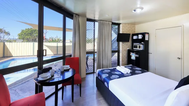 غرفة أساسية بسرير كوين يُسمح فيها بالحيوانات الأليفة، TROPICAL GATEWAY MOTOR INN 2/5