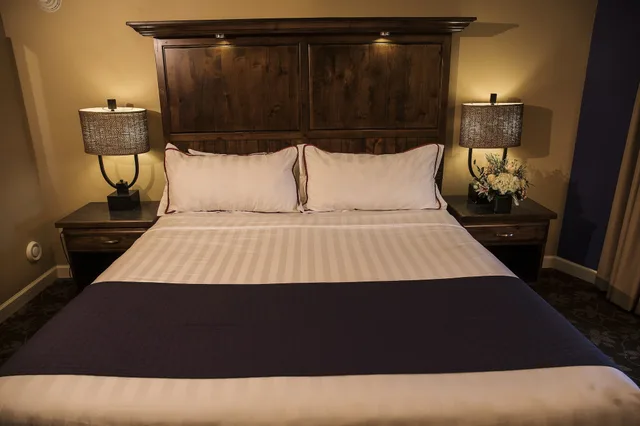 Lakewood, Standard, King Bed, Lake Lawn Resort 3/4