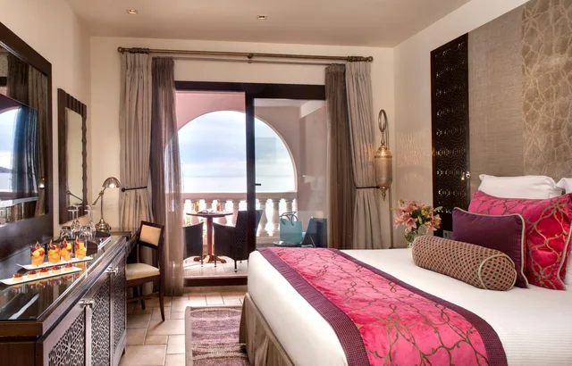 غرفة قياسية بسرير كوين بشرفة بإطلالة جزئية على البحر، Miramar Beach Hotel 2/8