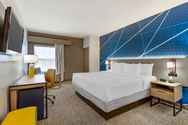 Room, King Bed, Comfort Suites East Brunswick - South River 1/5
