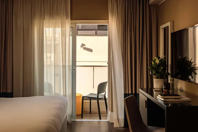 غرفة تنفيذية بسرير كينج، 115 The Strand Hotel And Suites 3/4
