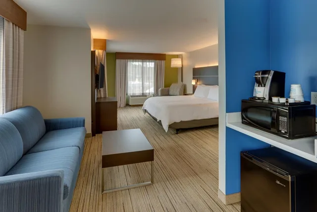 جناح بسرير كينج مع أريكة لذوي الإعاقة، Holiday Inn Express & Suites Corbin, an IHG Hotel 5/9