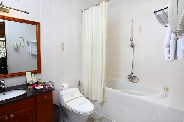 Room, Queen Bed, Continental Saigon 6/8