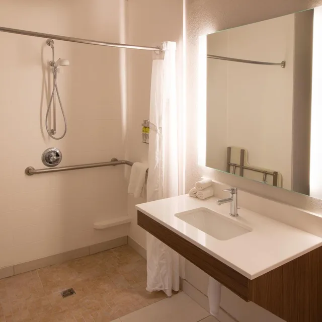 جناح بسرير كينج مع أريكة لذوي الإعاقة، Holiday Inn Express Hotel And Suites Worthington 4/7