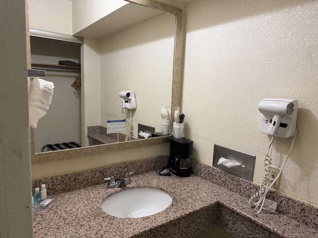 جناح بسرير كوين مع أريكة، Lafayette Inn & Suites 2/4