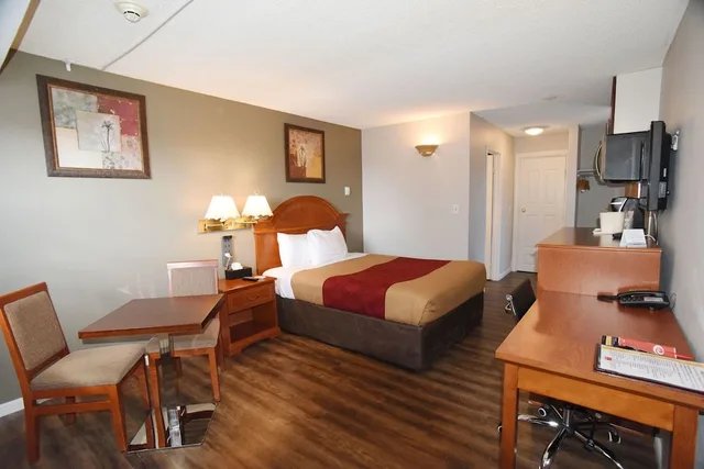 غرفة قياسية بسرير كوين مع أريكة، Econo Lodge Inn & Suites Drumheller 4/8