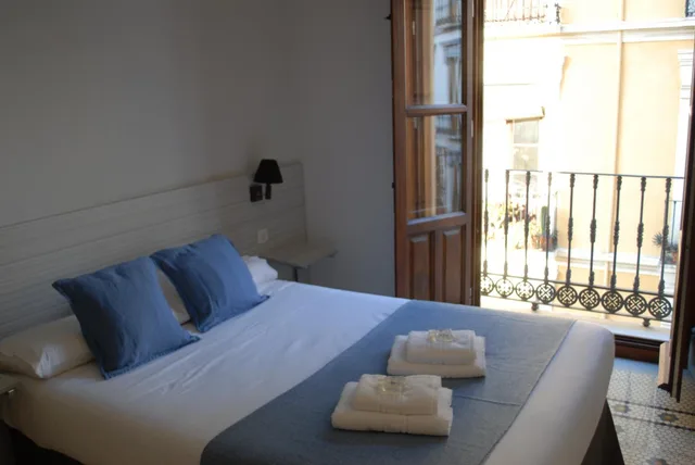 Room, Double Bed, External Bathroom، La Perla Granada Suites 3/3
