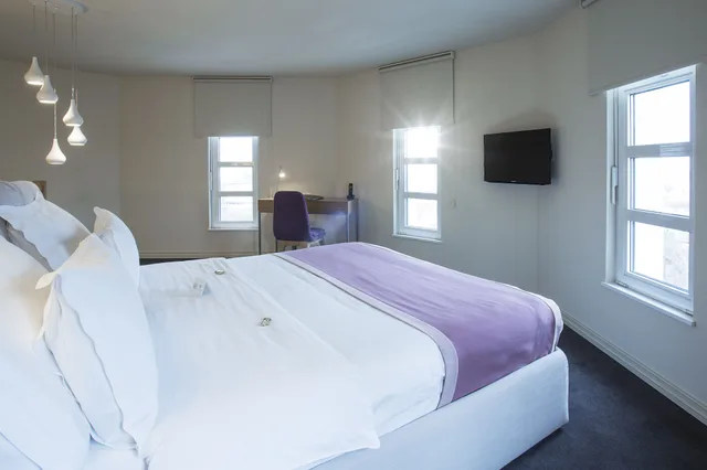 شقة بسرير كينج، Jump INN Hotel 1/6