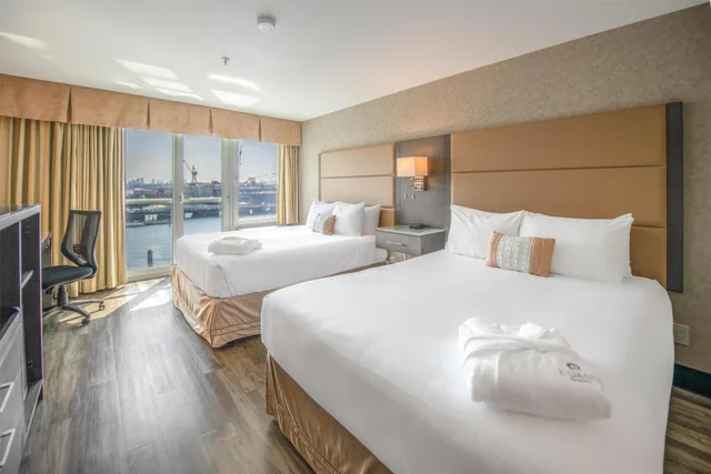 Coast, Premium, 2 Queen Beds، Lonsdale Quay Hotel 3/6