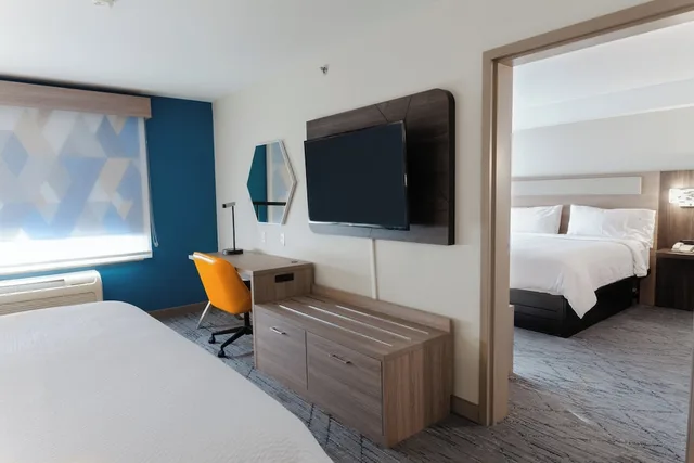 جناح بسريرين كينج مع أريكة، Holiday Inn Express Hotel Suites Logan 2/5
