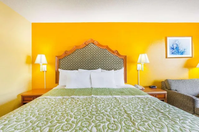 Room, King Bed, Smoking, Days Inn By Wyndham Jacksonville 1/2