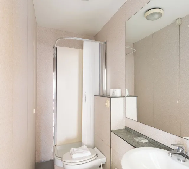 غرفة أساسية رباعية بسريرين منفصلين وسرير بطابقين بحمام خاص، Hostel 7 Santi 5/5