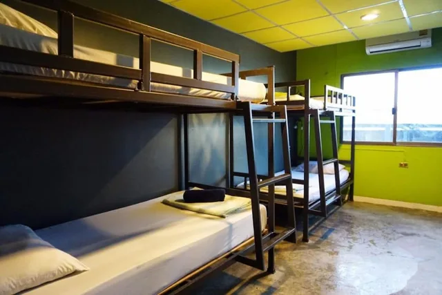 سكن مشترك للرجال، B&B House & Hostel 1/1
