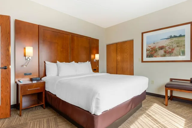 جناح عائلي ديلوكس بسرير كينج وسريرين كوين بإطلالة على البحيرة مع أريكة، Lift Bridge Lodge Ascend Hotel Collection 5/10