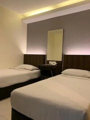 غرفة جونيور بسريرين منفصلين، The Regency Garden Hotel 2/2