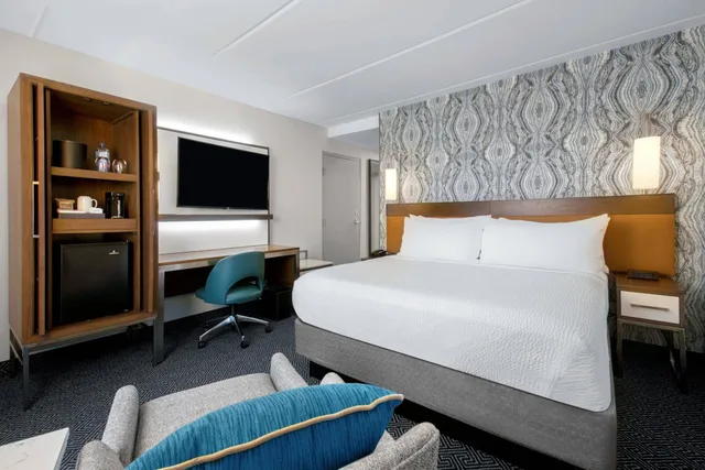 Room, King Bed, Sofa, Bathtub, Accessible, Courtyard By Marriott Miami Aventura Mall 4/10