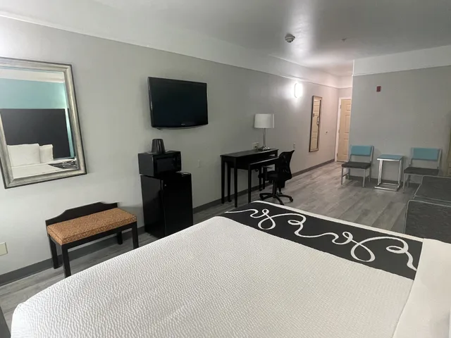 Room, King Bed, Accessible, La Quinta Inn Suites Raymondville 3/7