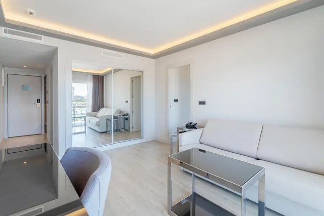 جناح جونيور تنفيذي مع أريكة، Melia Alicante 6/9