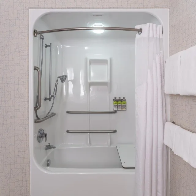 غرفة بسرير كوين لذوي الإعاقة، Holiday Inn Express Rockford Loves Park 9/9