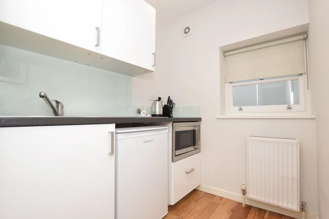 Semi Basement, Double Bed, Garden Access, Ground Floor, Notting Hill Serviced Apartments by Concept Apartments 5/5