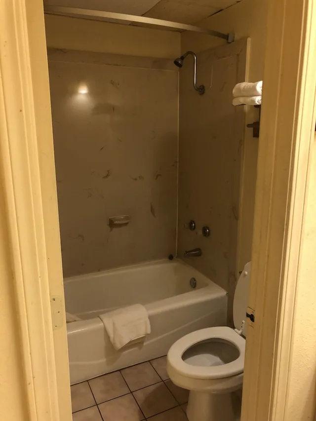 غرفة بسرير كينج للمدخنين، Americas Best Value Inn Suites 2/3