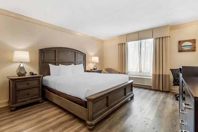 غرفة قياسية بسرير كينج، Clarion Hotel & Conference Center Toms River 1/10