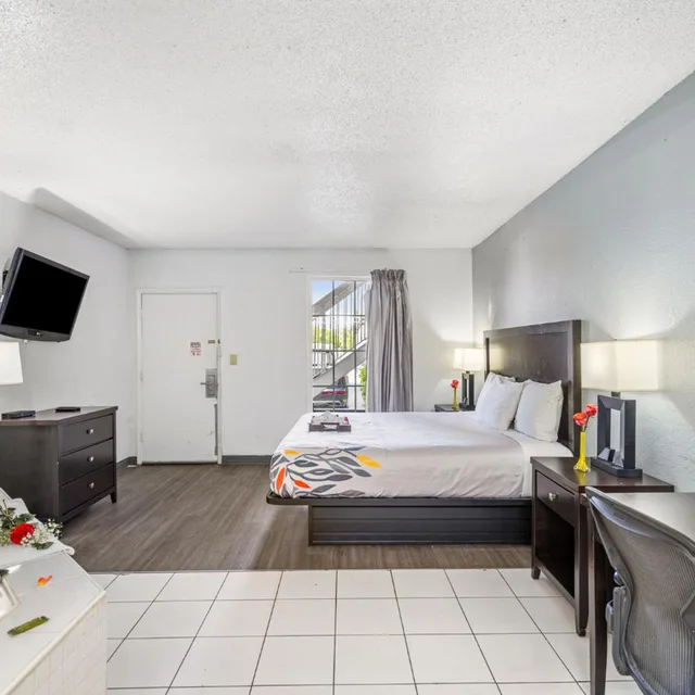 جناح بسرير كينج بجاكوزي، Budgetel Inns & Suites Augusta Downtown 2/2
