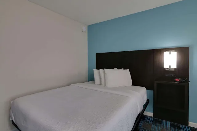 غرفة بسرير كوين، Travelodge by Wyndham Calhoun South I-75 1/3