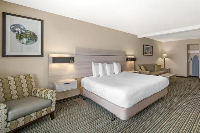 Suite, King Bed, Sofa, Accessible, Best Western Plus Twin View Inn & Suites 5/7