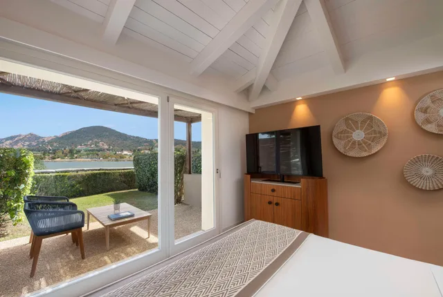 Deluxe, Double Bed, Bay View، Baia di Chia Resort Sardinia, Curio Collection by Hilton 3/5