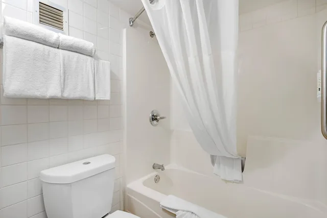 Room, King Bed, Pool Side، Quality Inn & Suites Conference Center 9/9