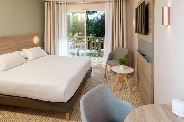 Standard, King Bed, Vital Parc 1/3