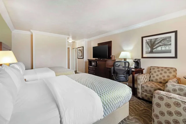 غرفة قياسية بسريرين كوين يُسمح فيها بالحيوانات الأليفة، Best Western Plus Mirage Hotel and Resort 2/4