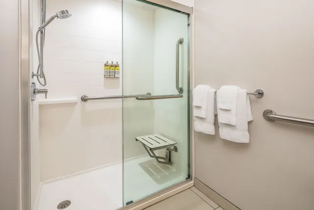 جناح بسريرين كوين لذوي الإعاقة، Holiday Inn Express Hotel and Suites Florence I-95 at Hwy 327 5/6