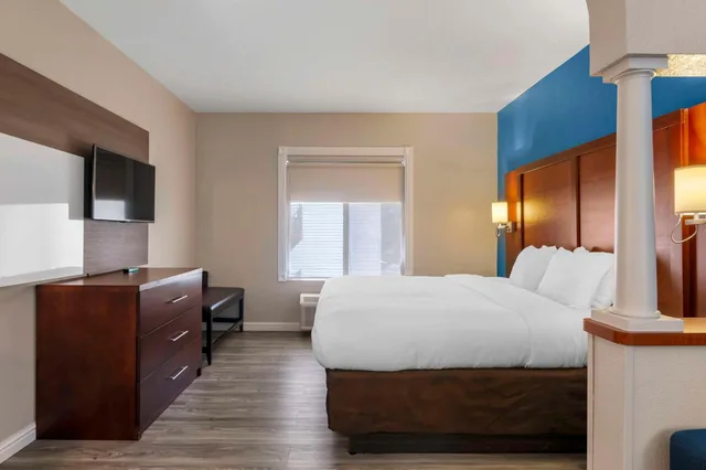 جناح بسرير كينج مع أريكة، Comfort Suites St Charles-St Louis 4/10