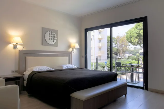 Superior, Double Bed, Street Side View، Villa Azur Hotel 1/3