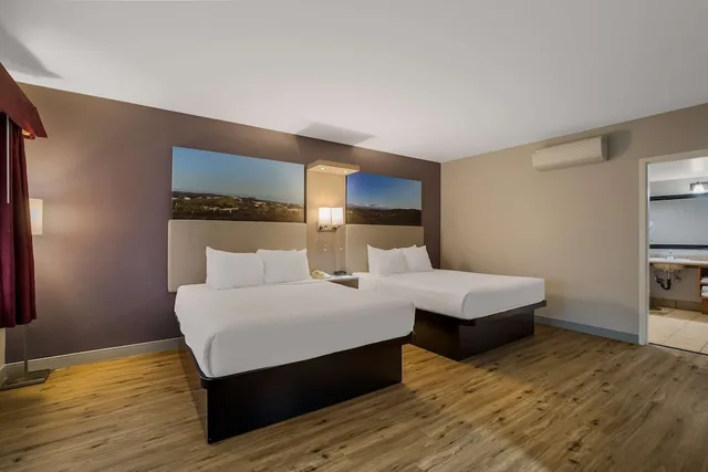 غرفة قياسية بسريرين كوين، Best Western Diamond Bar Hotel & Suites 2/6