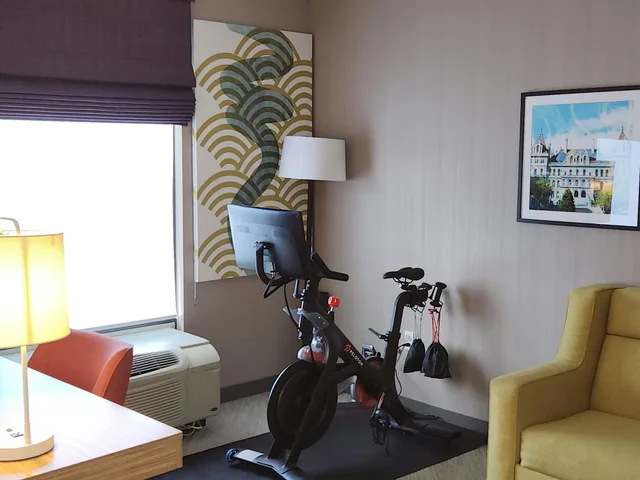 Room, 2 Queen Beds, Peloton، Hampton Inn & Suites Albany-Airport 1/1