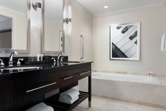 جناح غراند فاخر بسرير كينج، Loews Atlanta Hotel 3/4