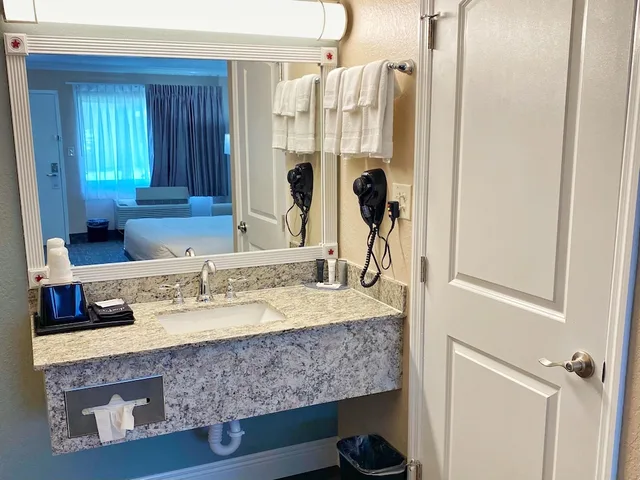 غرفة بريميوم بسريرين كوين في الطابق الأرضي لذوي الإعاقة، Roadstar Hotel Zephyrhills 3/3