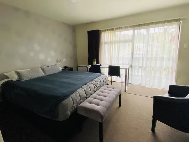 Studio, Commodore Motels 2/5