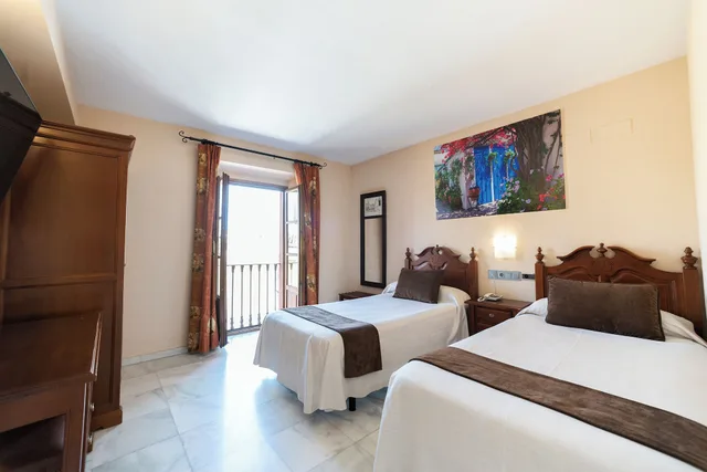 غرفة بسريرين منفصلين بإطلالة على الجبل، Hotel Mezquita 1/5