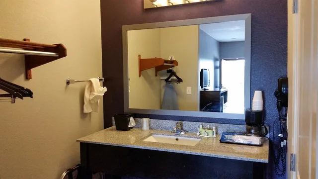 Deluxe, King Bed, Studio6 Beeville, TX 9/10