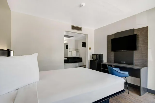 1 Queen Bed - ADA/RI Shower، Motel6 Lompoc, CA 7/10