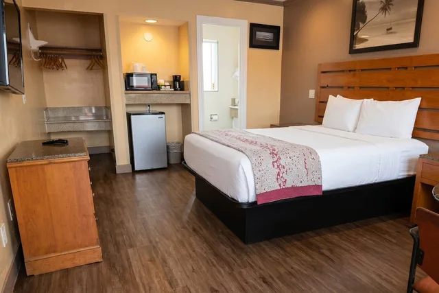 Room, Queen Bed, Smoking, Om Park Inn and Suites El Cajon near San Diego 5/10